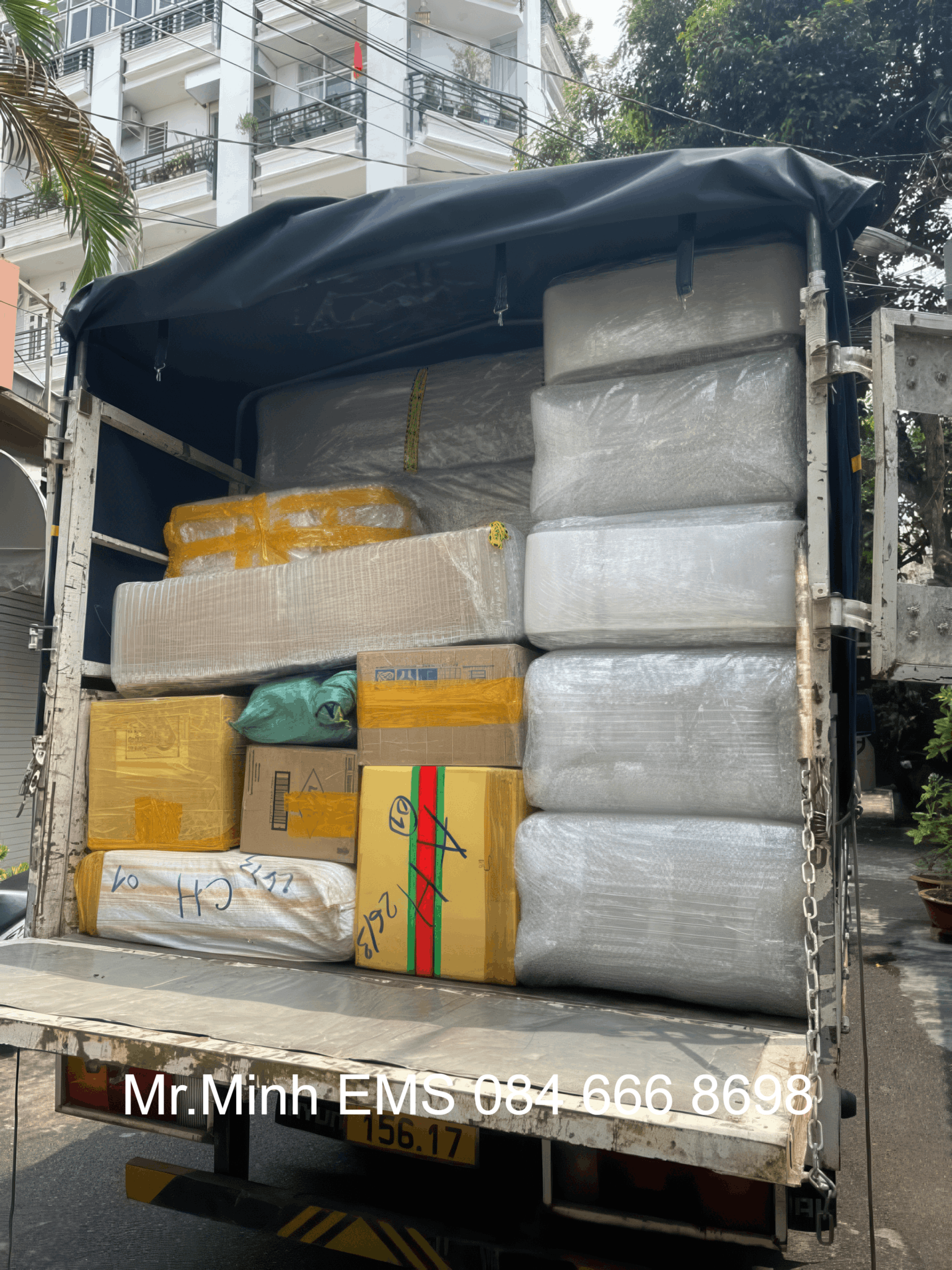 Nhân viên xếp hàng